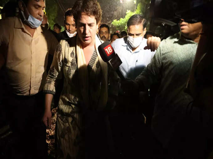 प्रियंका गांधी सीतापुर में गिरफ्तार राकेश टिकैट पहुंचे लखीमपुर