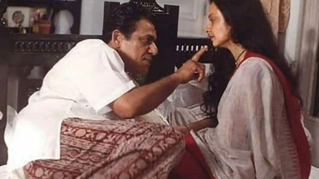 ‘आस्था’ में ओम पुरी और रेखा इंटीमेट सीन करते वक्त हो गए थे बेकाबू? कुर्सी टूटने के थे चर्चे