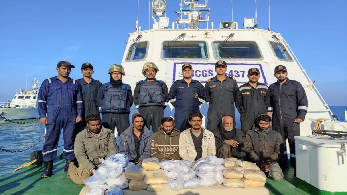 गुजरात तट से पाकिस्तानी नाव पकड़ी गई, 350 करोड़ की हेरोइन के साथ 6 गिरफ्तार