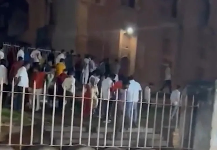 दशहरे पर कर्नाटक के मदरसे में घुसी भीड़