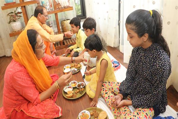 मंत्रोपचार व विधिविधान से सम्पन्न हुआ पुलिस लाईन में शस्त्रपूजन कार्यक्रम