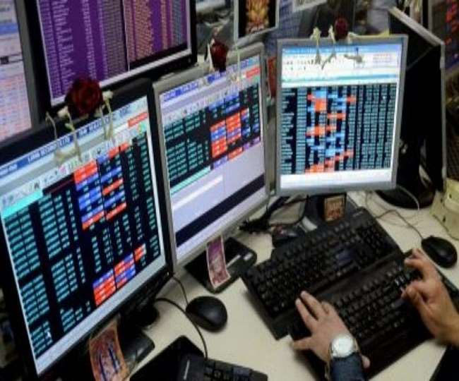 उतार-चढ़ाव के बीच सूचकांकों में सपाट कारोबार; ऑटो में तेजी, पावर और रियल्टी के शेयर पिछड़े