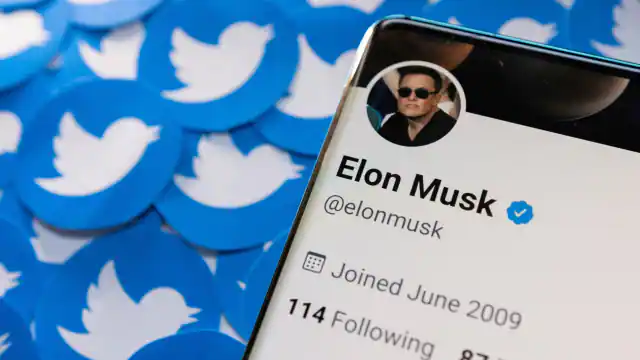एलन मस्क अपने हाथों में बाथरूम सिंक लेकर Twitter हेडक्वार्टर पहुंच गए