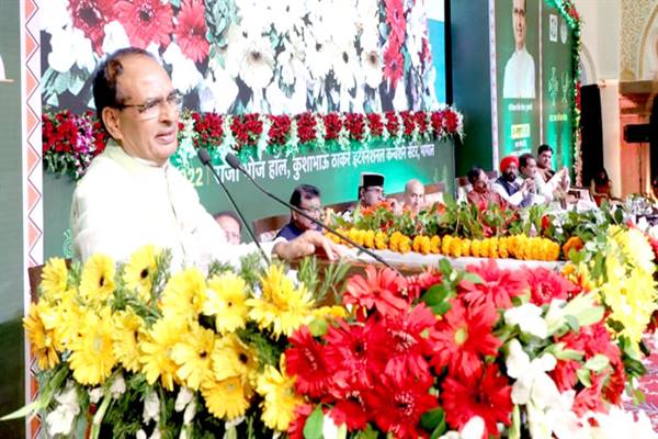 सड़कों के रेस्टोरेशन में विलंब करने वाले ठेकेदारों पर कार्यवाही की जाए – मुख्यमंत्री चौहान