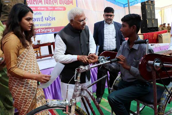 गरीब और जरूरतमंदों के लिये काम कर रही है सरकार : राज्यपाल पटेल