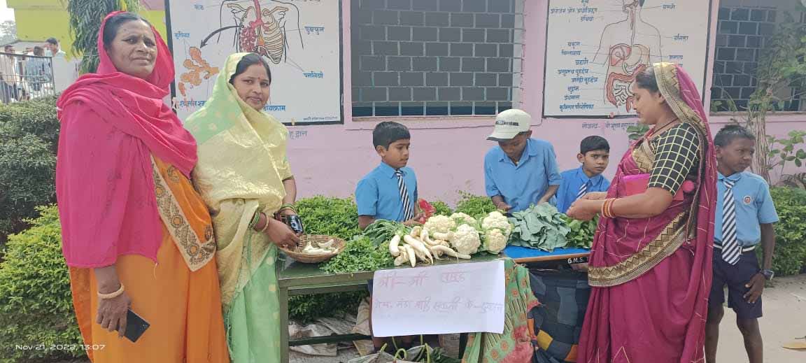 तेलीगुंडरा स्कूल में लगा आनंद मेला, बच्चों ने किया सब्जी का विक्रय