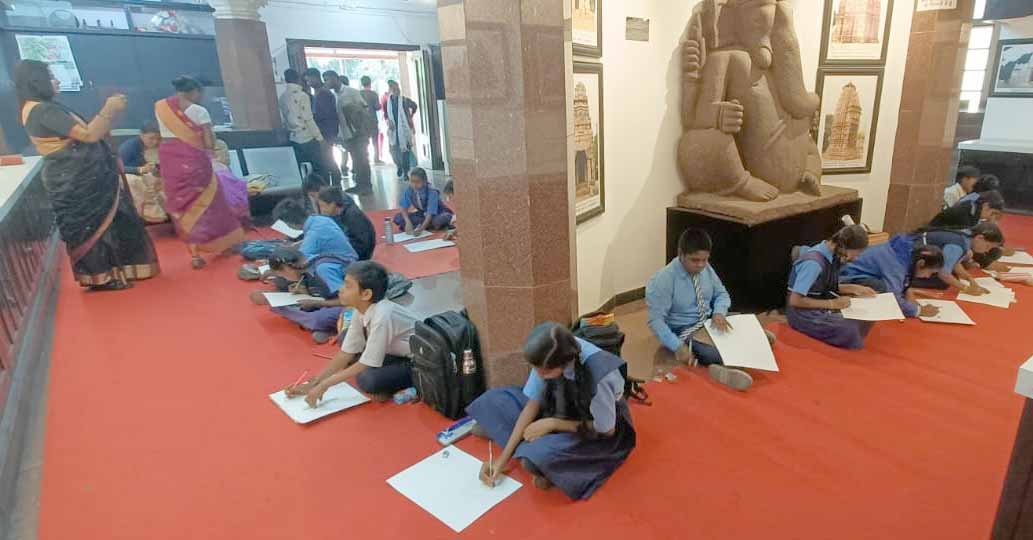 विश्व धरोहर सप्ताह पर मैं और मेरा धरोहर विषय पर चित्रकला स्पर्धा