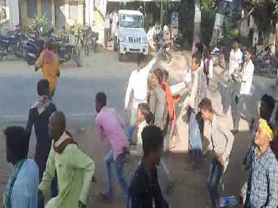 पुलिस टीम पर पथराव,वाहनों में तोडफ़ोड़…धान खरीदी केंद्र की मांग को लेकर जुटे ग्रामीण भड़के