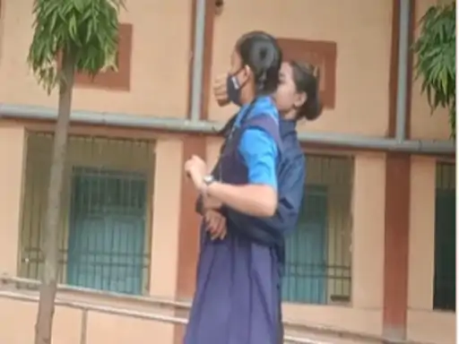 गर्ल्स के लिए सेल्फ डिफेंस टिप्स:कोई पीछे से आकर जकड़े तो कैसे बचना है एक्सपर्ट्स ने बताया