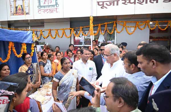मुख्यमंत्री के समक्ष 60 हजार रूपए की खरीददारी के साथ डोंगरगढ़ में सी-मार्ट का हुआ शुभारंभ