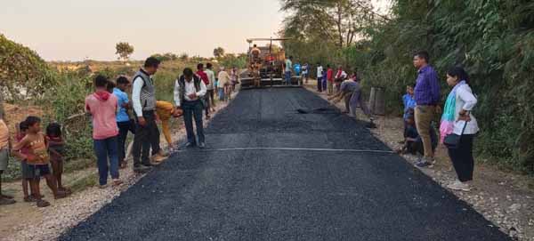 मुख्यमंत्री के निर्देश के बाद युद्ध स्तर पर जारी हैं सड़कों का मरम्मत के कार्य