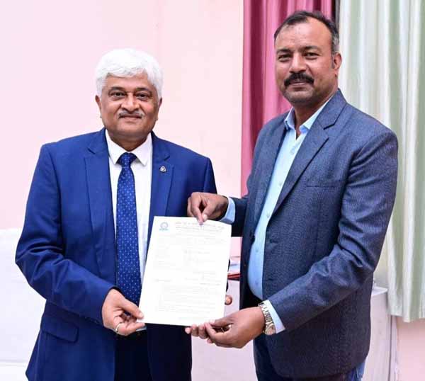 अखिलेश को मिली हल्बी भाषा में पीएचडी