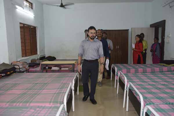 कलेक्टर ने किया बड़े तुमनार छात्रावास का औचक निरीक्षण