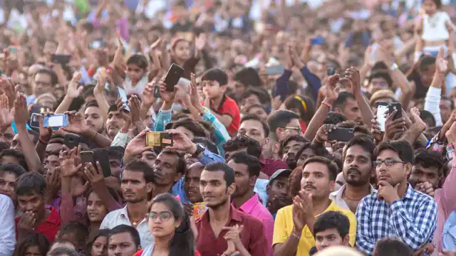 अगले हफ्ते 8 अरब हो जाएगी दुनिया की आबादी, भारत के लिए कैसे बजने वाली है खतरे की घंटी