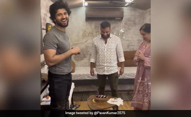 विजय देवरकोंडा ने अपने बॉडीगार्ड का मनाया बर्थडे, देखकर फैंस ने इस अंदाज में की एक्टर की तारीफ