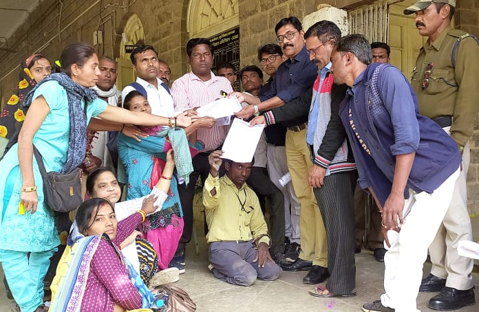 6,सूत्री मांगों को लेकर कलेक्टर को सौंपा ज्ञापन
