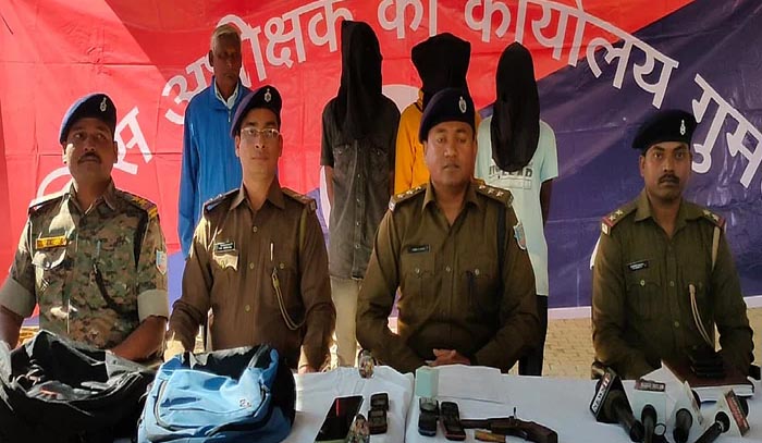 पुलिस को बड़ी सफलता तीन नक्सली हथियार के साथ गिरफ्तार