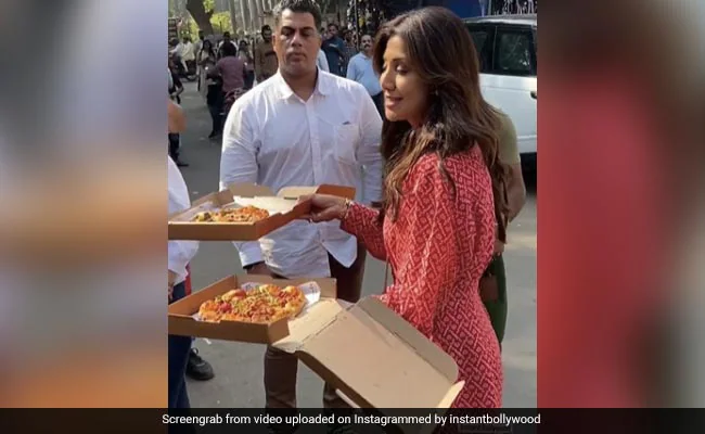मुंबई में शिल्पा शेट्टी ने खोला नया रेस्टोरेंट, ओपनिंग पर पैपराजी को इस अंदाज में खिलाया पिज्जा