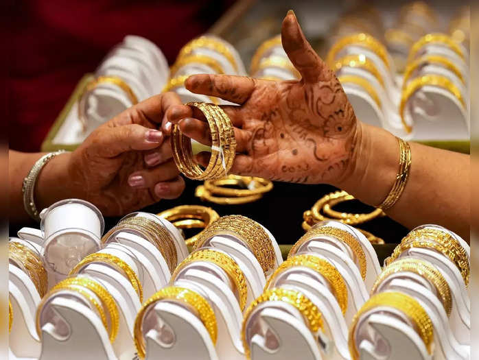 सोने की कीमतों में गिरावट, चांदी भी हुई सस्ती, जानिए आज क्या चल रहा है भाव