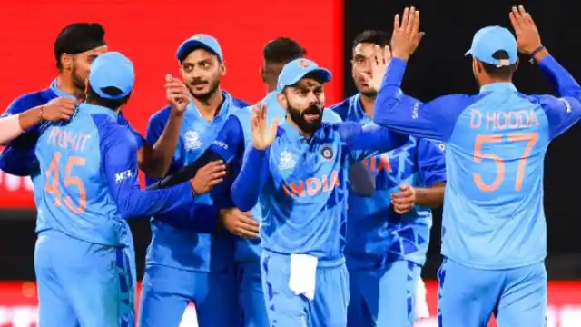 क्विक सिंगल लेने के बाद विराट कोहली ने पकड़ा सीना