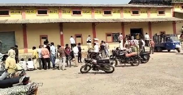 मध्य प्रदेश सरकार भले ही खाद को लेकर लाखों दावे करती है लेकिन जमीनी हकीकत कुछ और