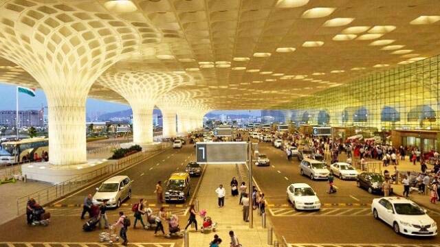 व्हिस्की की बोतल में 20 करोड़ की कोकीन घोलकर तस्करी की कोशिश नाकाम, मुंबई एयरपोर्ट पर पकड़ाया यात्री