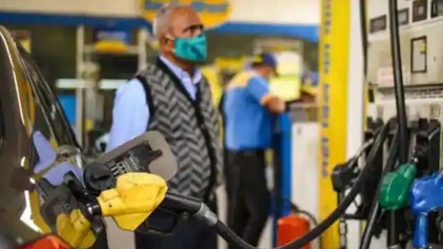 तेल कंपनियों ने जारी किए पेट्रोल-डीजल के नए रेट, पेट्रोल-डीजल (Petrol Diesel Price) की कीमतों में कोई बदलाव देखने को नहीं
