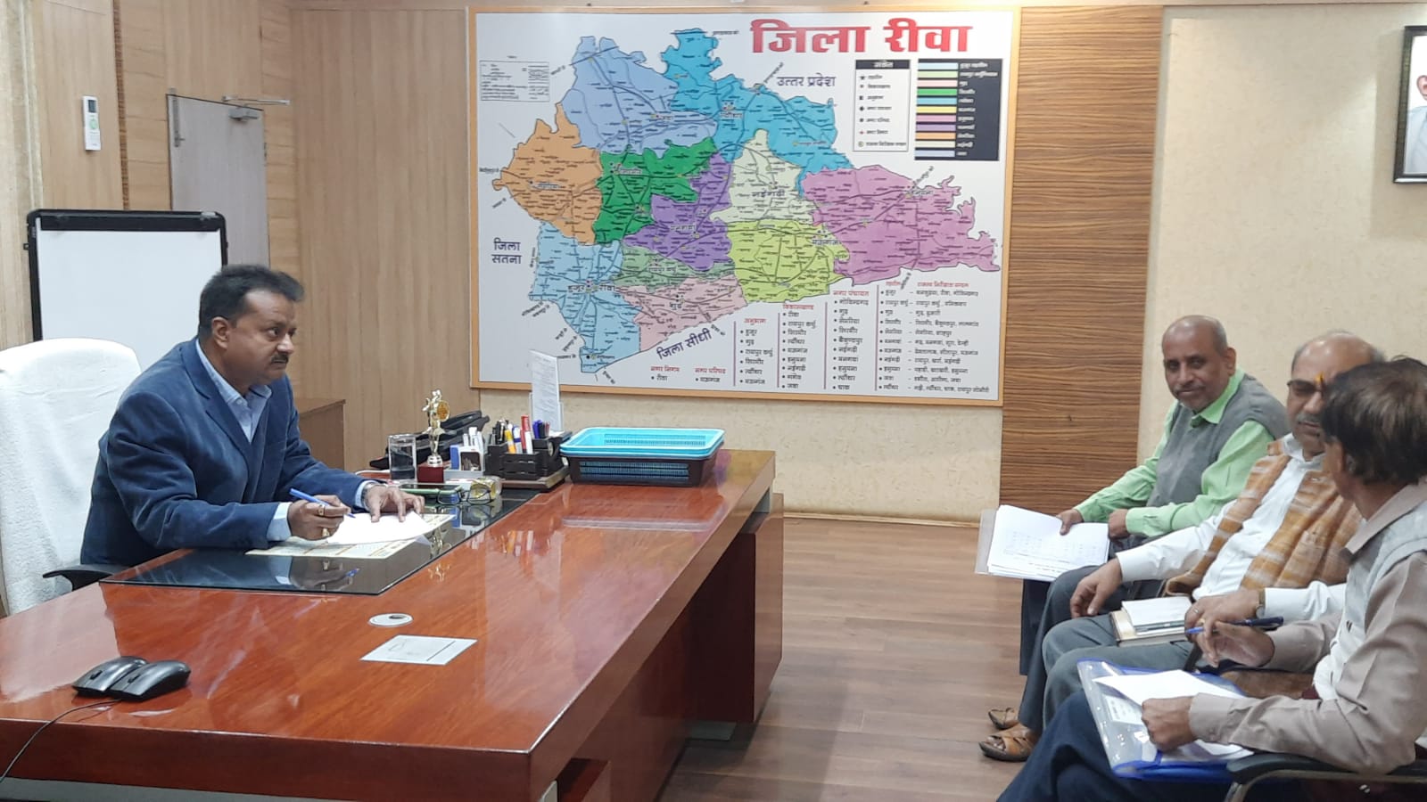 खाद वितरण पर कड़ी निगरानी रखें – कलेक्टर