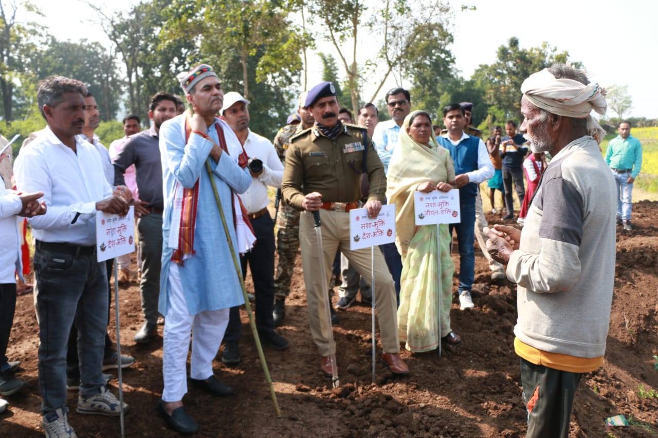 कमिश्नर ने अमृत सरोवर तालाब का किया निरीक्षण