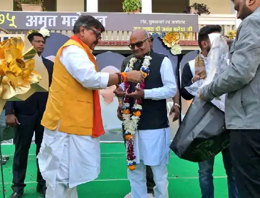 शिवराज बोले- जयंत मलैया के बिना दमोह अधूरा:विजयवर्गीय ने हाथ जोड़कर मांगी माफी