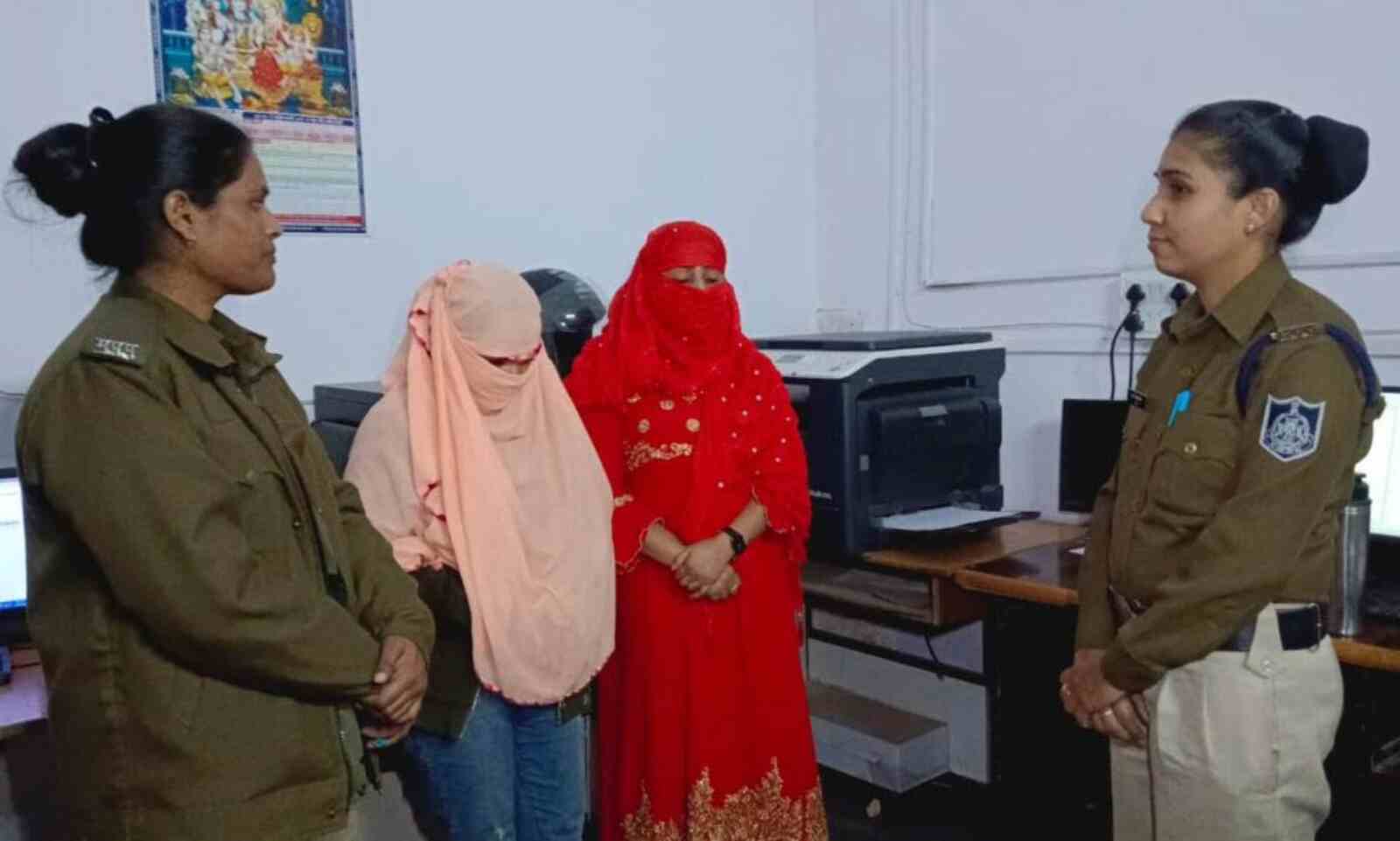 दुकान में चल रहा था सेक्स रैकेट:गल्ला व्यापारी समेत दो युवती गिरफ्तार, दुकान मालिक फरार