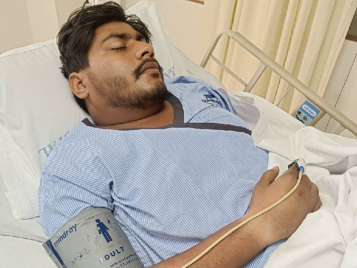 गुंडे की रिहाई पर जश्न :गैंगस्टर मुख्तार मलिक का बेटा जमानत पर छूटा; सड़क पर गाड़ियां खड़ी कर आतिशबाजी