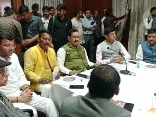 नाइट कल्चर पर विचार, भगवा बिकनी पर बवाल:जानिए गृहमंत्री ने क्या निर्देश दिए और शाहरुख की फिल्म पर क्या कहा