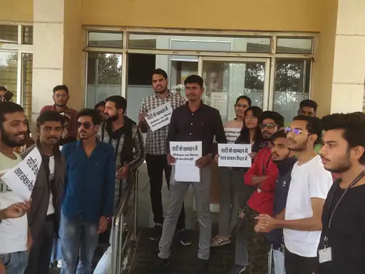 कुशाभाऊ यूनिवर्सिटी में छात्रा से छेड़छाड़ के बाद बवाल:स्टूडेंट्स बोले- आरोपी ने गुरु-शिष्य के रिश्ते को किया शर्मसार, प्रोफेसर को सस्पेंड करने की मांग