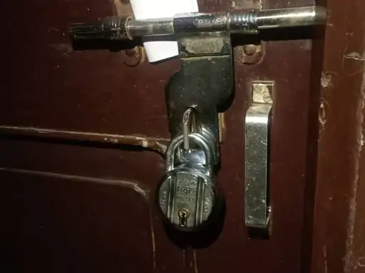 हिंदुओं को आतंकवादी बताने वाली किताब की लेखिका फरार!:लॉ स्टूडेंट बोला- तिलक लगाने पर टोकती थी फैकल्टी