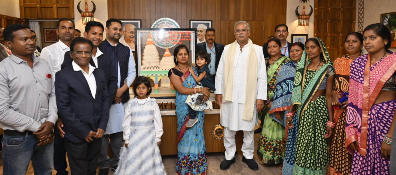 मुख्यमंत्री श्री बघेल को खोखरा ग्रामवासियों ने श्री जगन्नाथ मंदिर का भव्य मॉडल किया भेंट