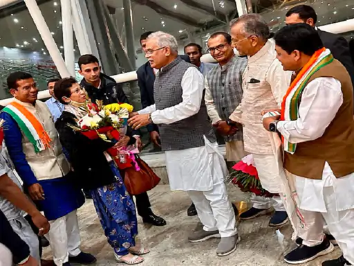 CG पहुंचीं कांग्रेस की नई प्रभारी कुमारी शैलजा:CM भूपेश ने किया स्वागत, कार्यकर्ताओं ने बरसाए फूल; बोलीं-4 साल हमारी सरकार ने बेहतरीन काम किया