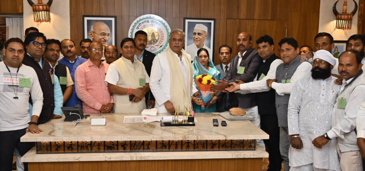 मुख्यमंत्री श्री बघेल को बाबा गुरु घासीदास जयंती मेला सारंगढ़ में शामिल होने का न्योता