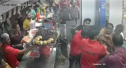 सैलरी मांगने गए कर्मचारी को पीटा :स्वीट शॉप के मालिक ने किया हमला