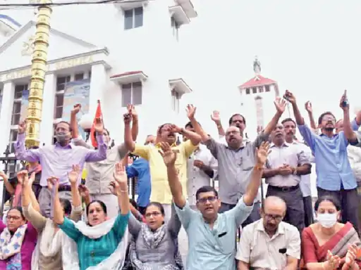 केरल में परंपरावादी ईसाई धर्मगुरुओं के खिलाफ हुआ मॉडर्न तबका:पादरी किधर देखकर प्रार्थना करें