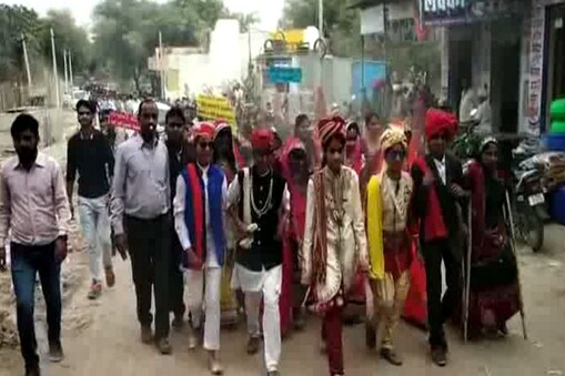 महाराष्ट्र में कुंवारों ने दूल्हा बनकर प्रोटेस्ट किया:सरकार से बोले- शादी के लिए लड़की नहीं मिल रही, ढूंढकर लाओ