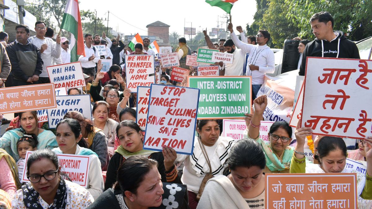 56 कश्मीरी पंडित आतंकियों के निशाने पर:सरकारी विभागों में काम करने वाले पंडितों की सूची आतंकियों के हाथ लगी