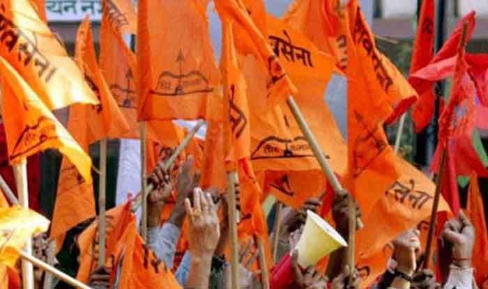 कर्नाटक में महाराष्ट्र के ट्रकों पर पथराव:विरोध में ठाकरे गुट के शिवसैनिकों ने कर्नाटक की बसों पर लिखा जय महाराष्ट्र