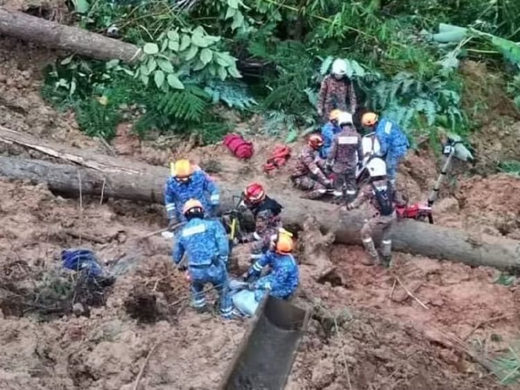 तेलंगाना बिजनेसमैन की हेलिकॉप्टर पूजा:हैदराबाद से 100 किमी. दूर मंदिर पहुंचे