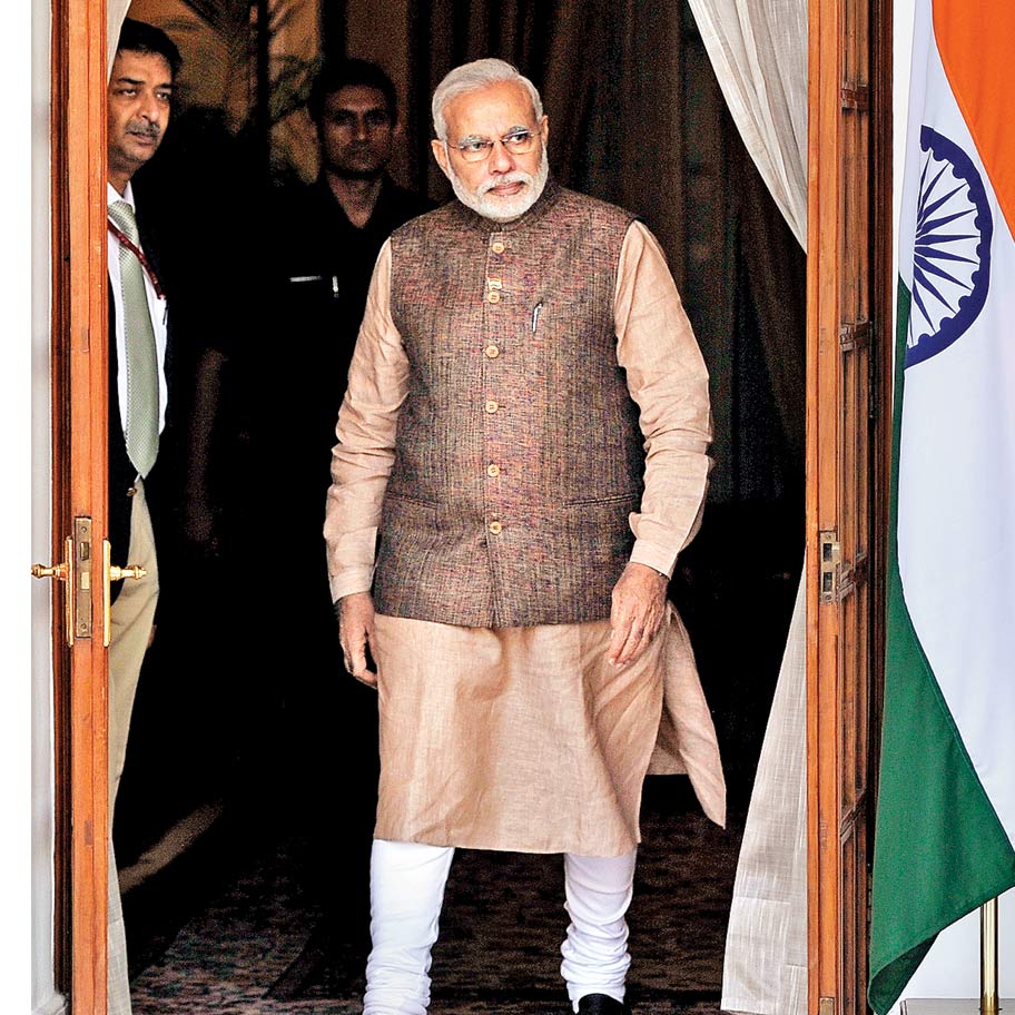PM मोदी की ड्रेस पर आजाद की टिप्पणी से बवाल:जिम्फॉन्ग पहनने पर कहा था- न नर है, न नारी है