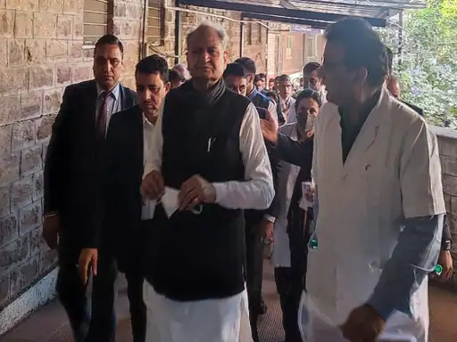 शादी के घर में फटे सिलेंडर, अब तक 5 मौतें:दूल्हा तैयार हो रहा था तभी हुए धमाके; जोधपुर में घायलों से मिलने पहुंचे CM