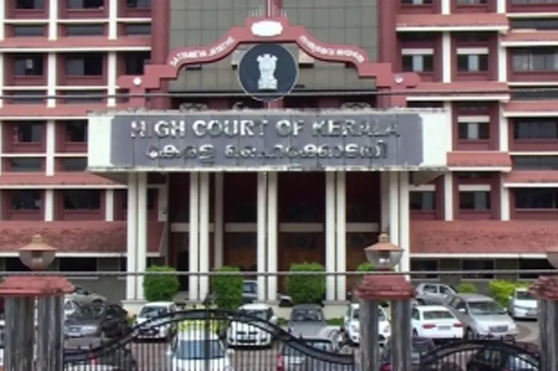 केरल HC बोला- लड़कों को बंद करो:कहा- परेशानी वही पैदा करते हैं, लड़कियों को आजाद रहने दो