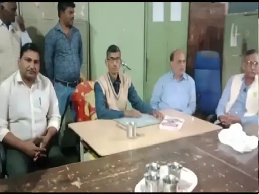 भिंड में चपरासी बना BEO:दफ्तर में गुटखा थूकने पर 200 रुपए जुर्माने का आदेश निकाला