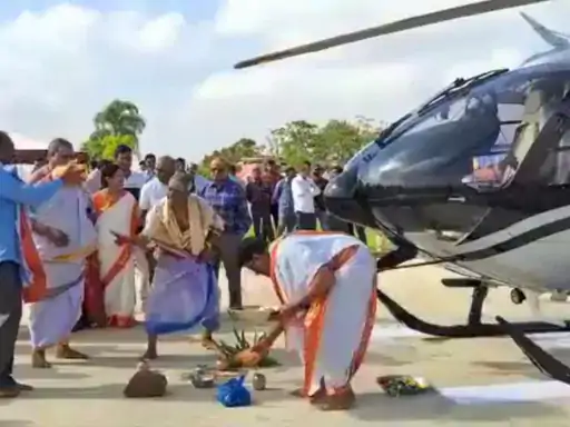 तेलंगाना बिजनेसमैन की हेलिकॉप्टर पूजा:हैदराबाद से 100 किमी. दूर मंदिर पहुंचे
