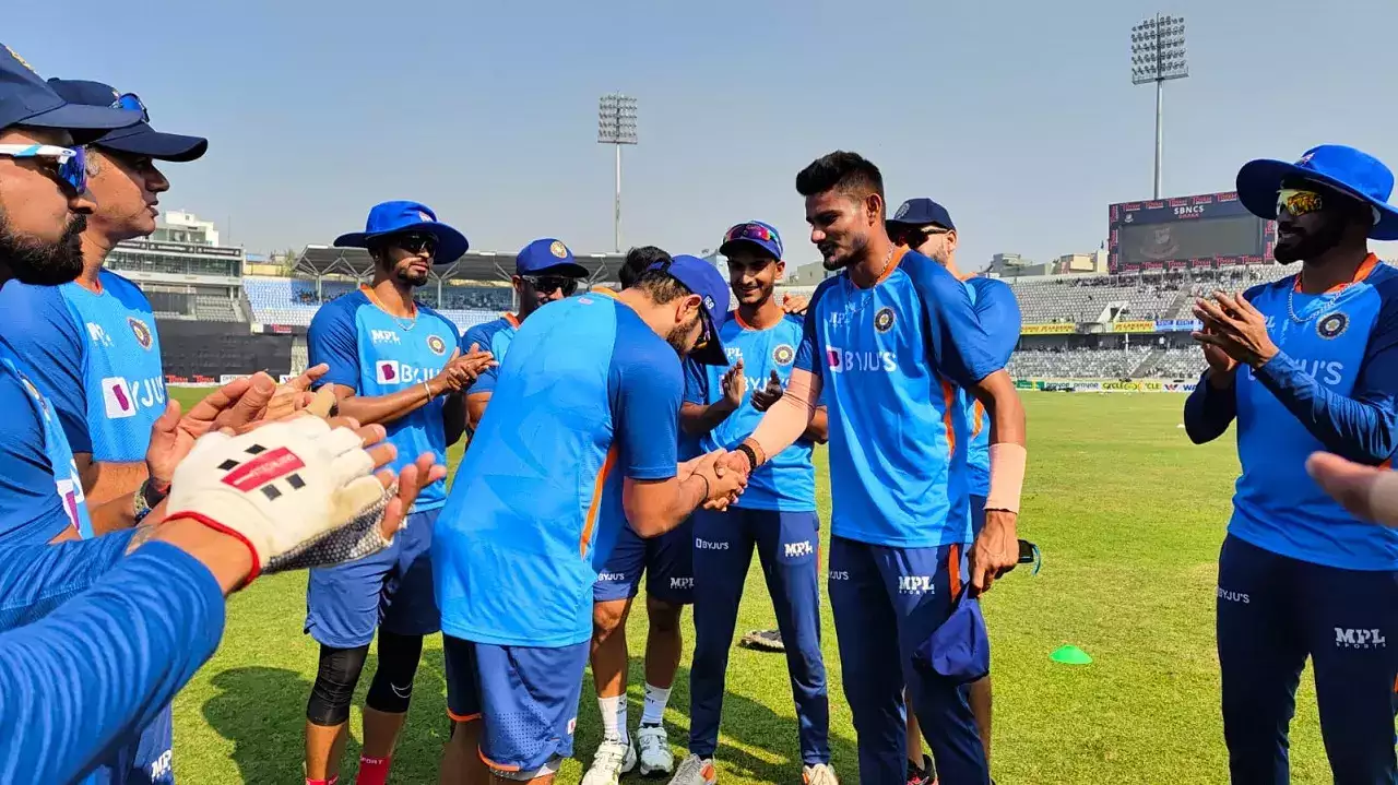 पहली बार इंडिया के लिए खेले कुलदीप, विकेट लिए:पिता बाल काटते रहे, बोले- दुकान पर न टीवी न मोबाइल, कैसे देखता